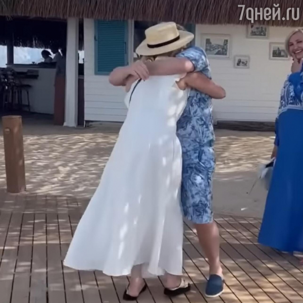 Зажгли на полную: Баскова исподтишка засняли с эффектной блондинкой