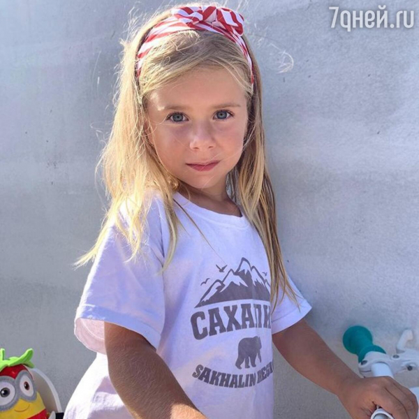 &laquo;Какие глазки грустные&raquo;: фанаты жалеют &laquo;брошенную&raquo; дочь Савичевой