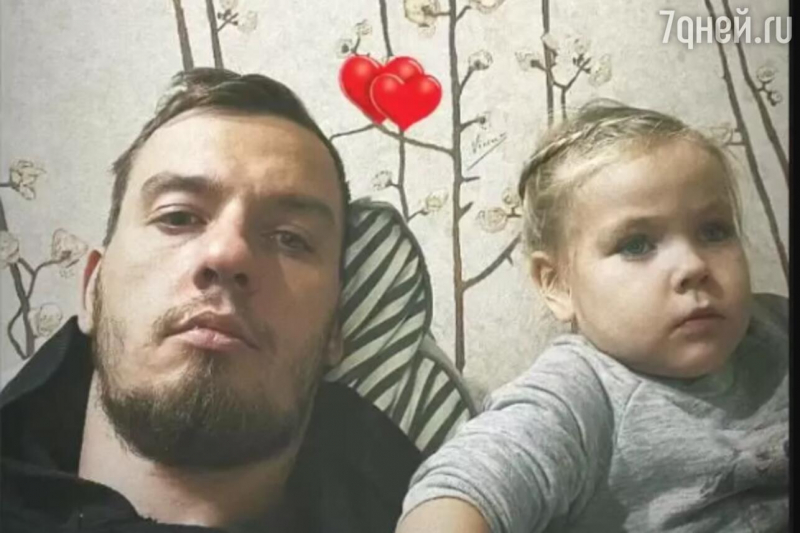 Усатый нянь: муж Кудрявцевой похвастался снимком с дочерью — своей копией
