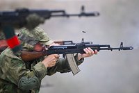 Военные в зоне СВО запустили гранату из АК-74