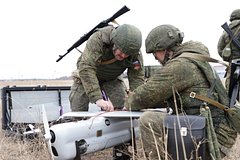 Российские военные оборудовали полевую лабораторию по модернизации дронов в зоне СВО