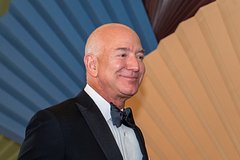 Безос оценил влияние Маска на Трампа