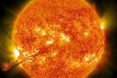 На Солнце за день произошло 15 мощных вспышек