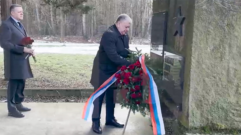 Российские дипломаты возложили цветы к памятникам жертв Освенцима