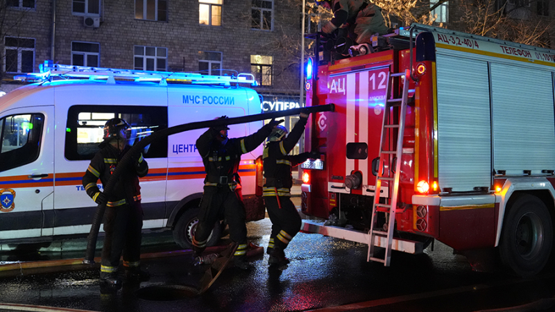 МЧС потушило загоревшееся двухэтажное здание в Москве