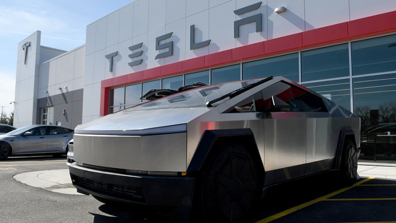 Около 400 человек провели митинг у автосалона Tesla против Маcка