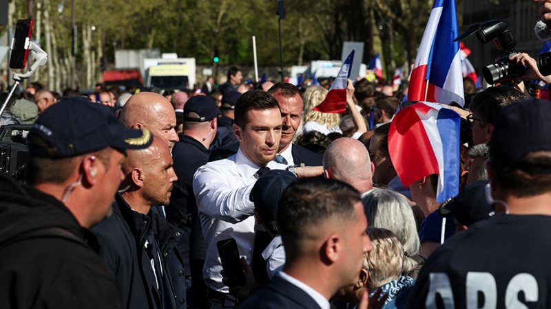 Около 10 тыс. человек вышли на митинг в поддержку Ле Пен в Париже
