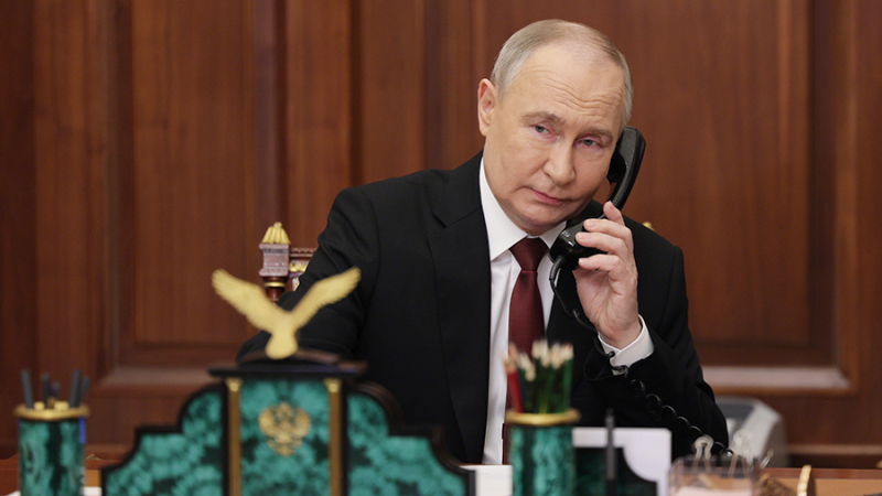 Путин провел телефонный разговор с Макроном