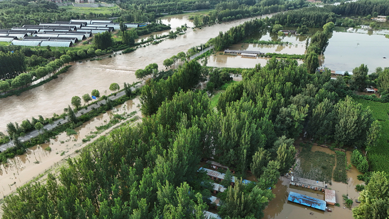В Пекине из-за сильных дождей эвакуировали свыше 80 тыс. человек