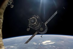 Корабль Crew Dragon с россиянином на борту вернулся на Землю