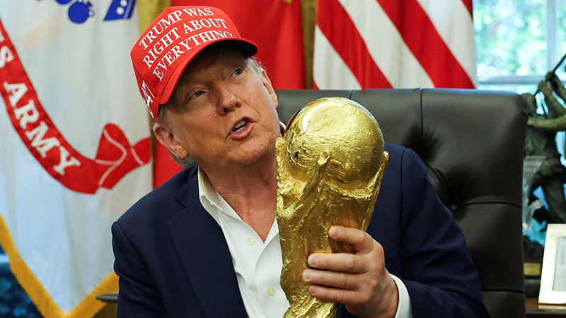 Трамп пошутил о готовности сыграть на ЧМ из-за высоких зарплат футболистов