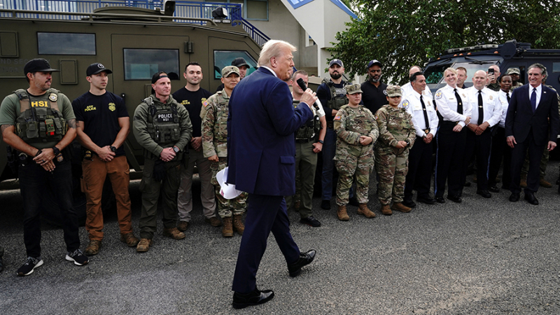 Трамп присоединился к патрулирующим Вашингтон войскам. Что пишут СМИ
