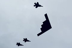 Военный раскрыл особенности пролетевших над Путиным на Аляске американских самолетов